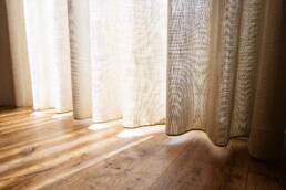 Dettaglio di parquet in listoni di legno naturale